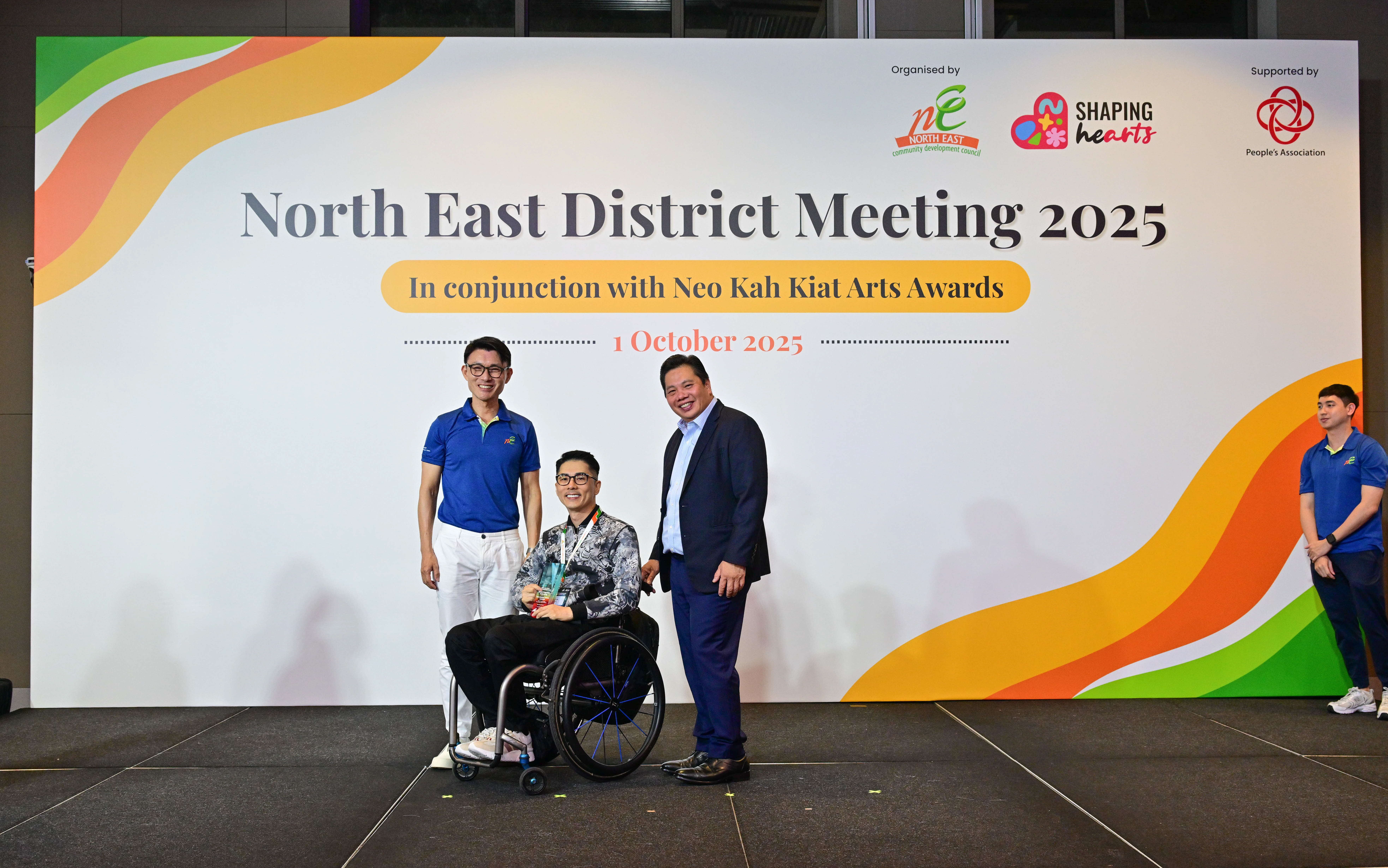 Yeo Kwok Chian, Aaron, recipient of the Neo Kah Kiat Arts Awards Most Popular Painting Award, posing with a trophy alongside Mr Baey Yam Keng and Mr Neo Kah Kiat.